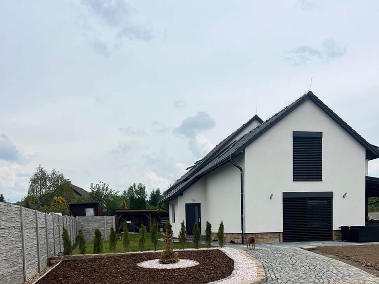 Příjezdová cesta z kamenné dlažby kladené do oblouků u rodinného domu