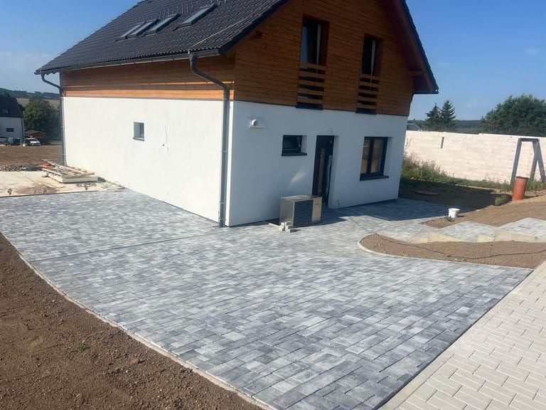 Nová zámková dlažba před dokončeným rodinným domem