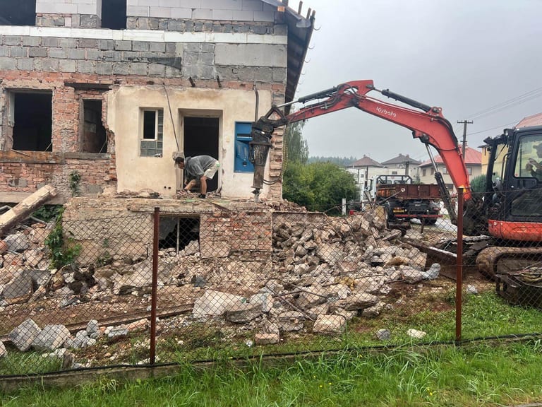 Bourání zděného objektu bagrem s hydraulickým kladivem