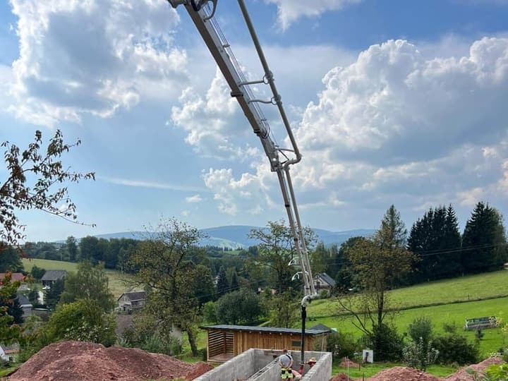 Betonáž z autočerpadla na stavbě