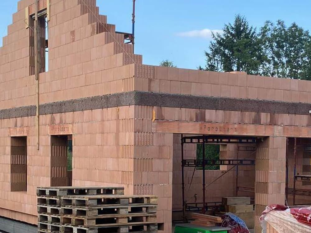 Rozestavěná hrubá stavba rodinného domu z keramických tvárnic