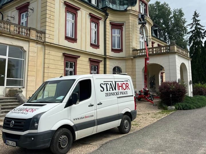 Rekonstrukce fasády historické vily, před vjezdem firemní dodávka STAVIHOR.com