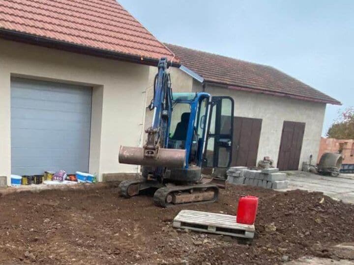 Minibagr STAVIHOR při terénních úpravách u rodinného domu