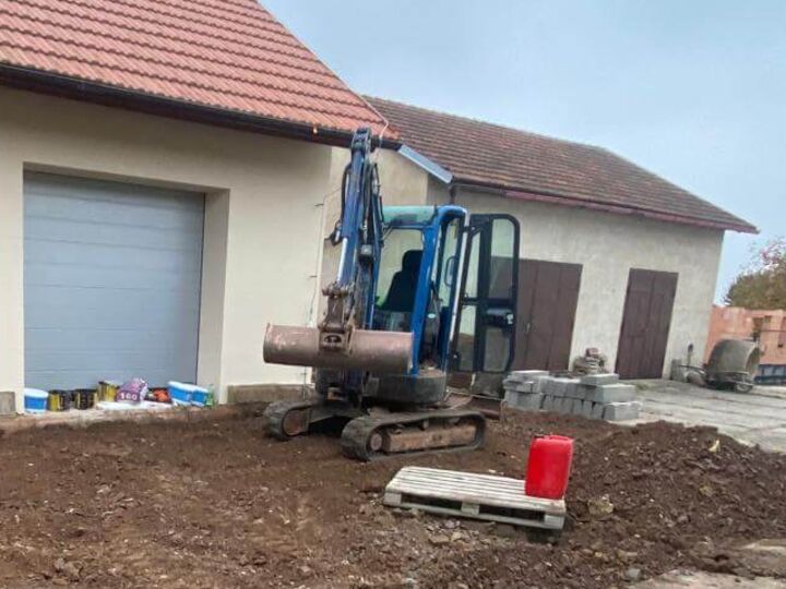Minibagr při terénních úpravách u rodinného domu